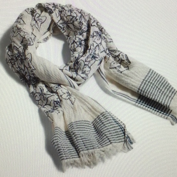 Vera Bradley Textured Scarf Falling Flower Sketch - Picture 2 of 5